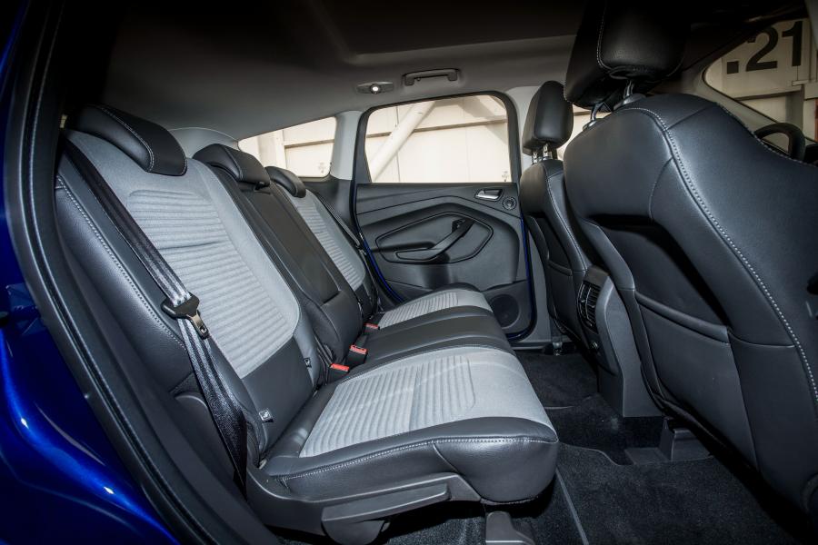 Интерьер Ford Kuga Titanium 2016 года  (фото 4 из 28)